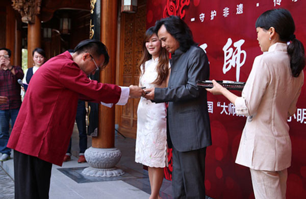 首倡“互聯(lián)網(wǎng)+”全球招徒模式 黃小明大師喜收21徒