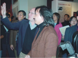 美國(guó)世界文化遺產(chǎn)基金會(huì)和北京故宮博物館專(zhuān)家組在工藝精品館參觀黃小明作品