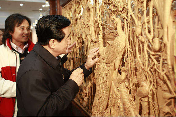 浙江省委書記趙洪祝仔細(xì)觀摩黃小明作品