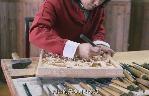 以刀為筆,以木為縑，他將中國風建構于原木之上！