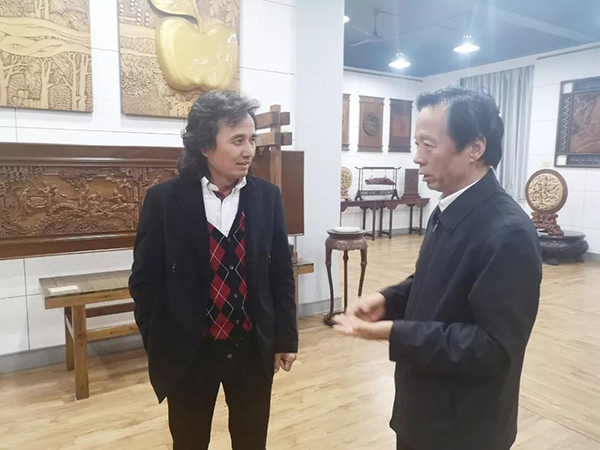 文化部原副部長王文章參觀黃小明木雕藝術館及個木園